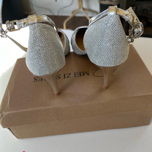 NWT Crape Myrtle Silver heels - Picture 5 of 11